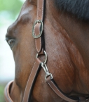Licol Atherstone en cuir de briderie vue de 3/4 porté cheval